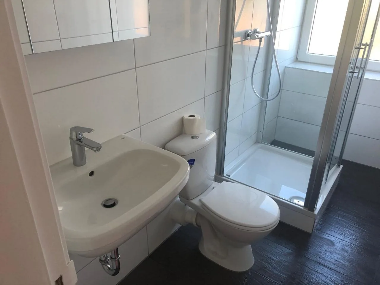 Nachher: Bad mit Dusche, WC und Waschbecken