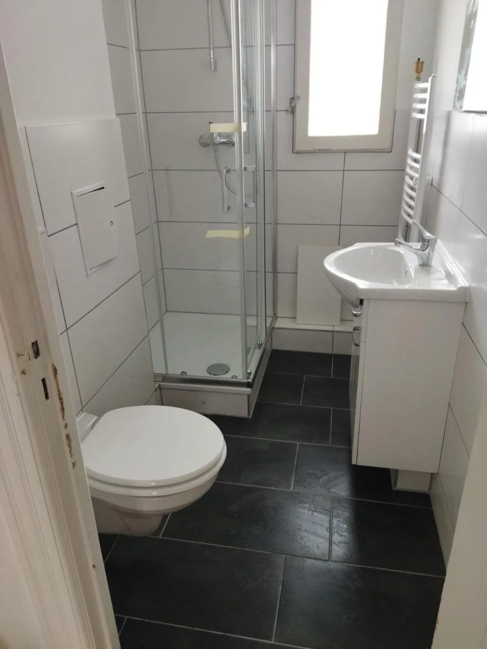 Nachher: Bad mit Dusche, WC und Waschbecken
