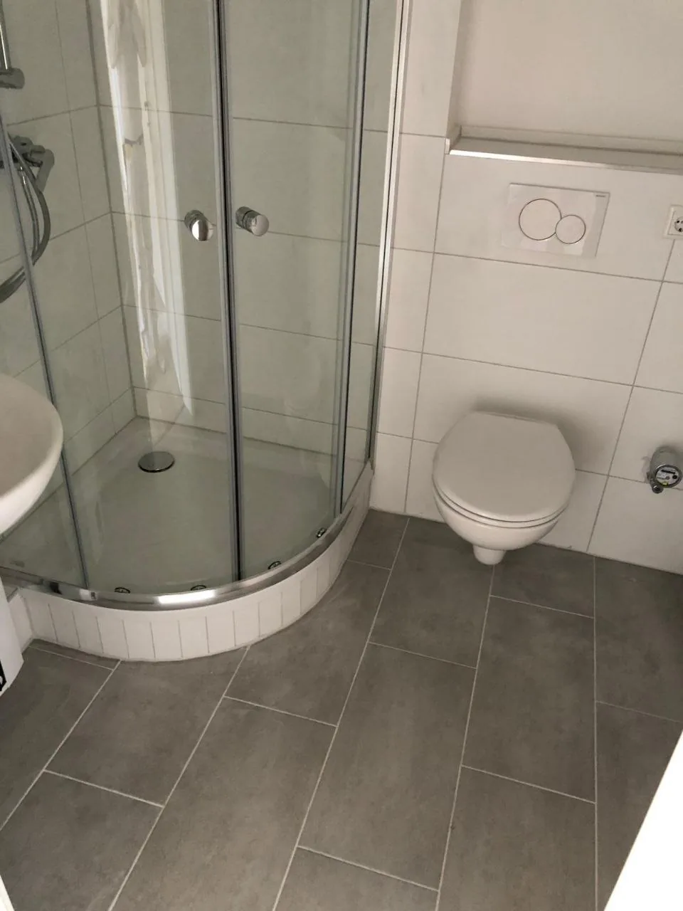 Nachher: Bad mit runder Duschkabine und WC