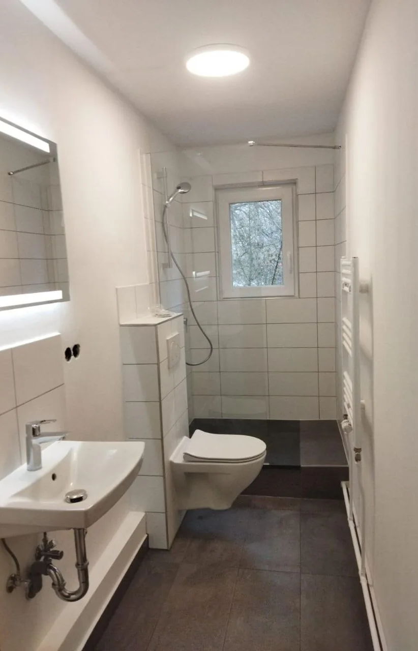 Nachher: modernisiertes Schlauchbad mit Dusche und WC