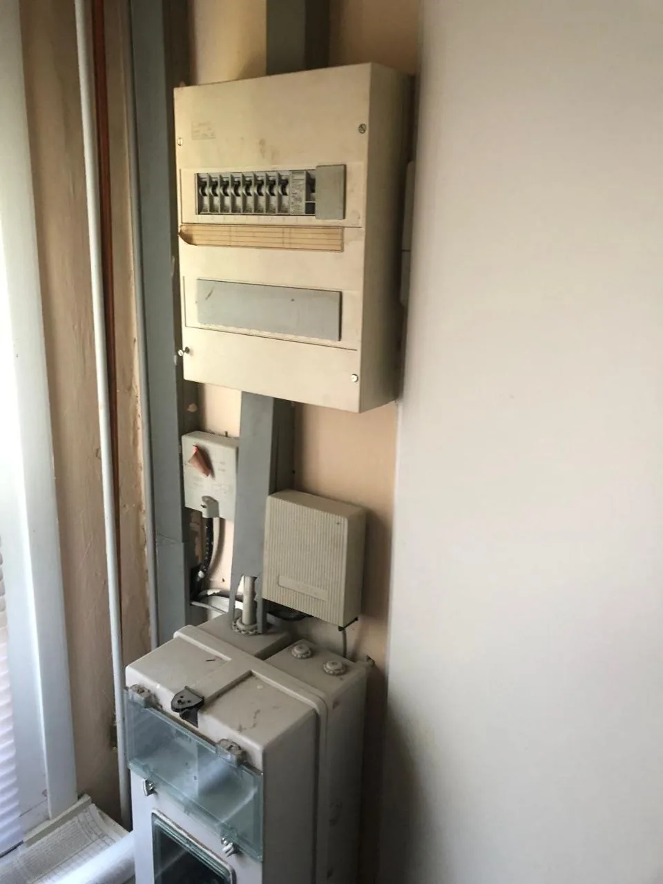 Sicherungskasten und Elektroinstallation im Innenraum