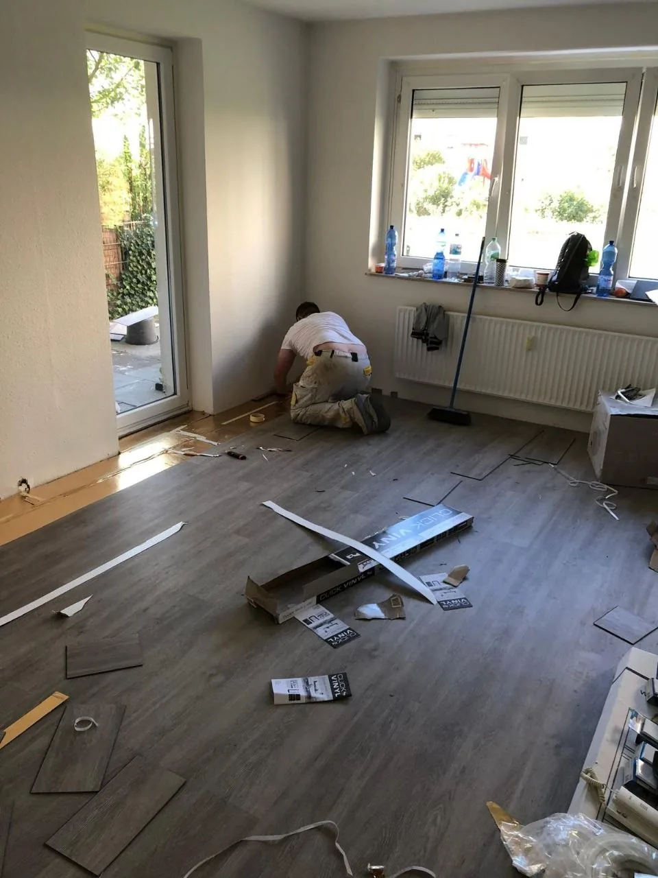 Vinylboden-Verlegung im Wohnzimmer mit Balkontür