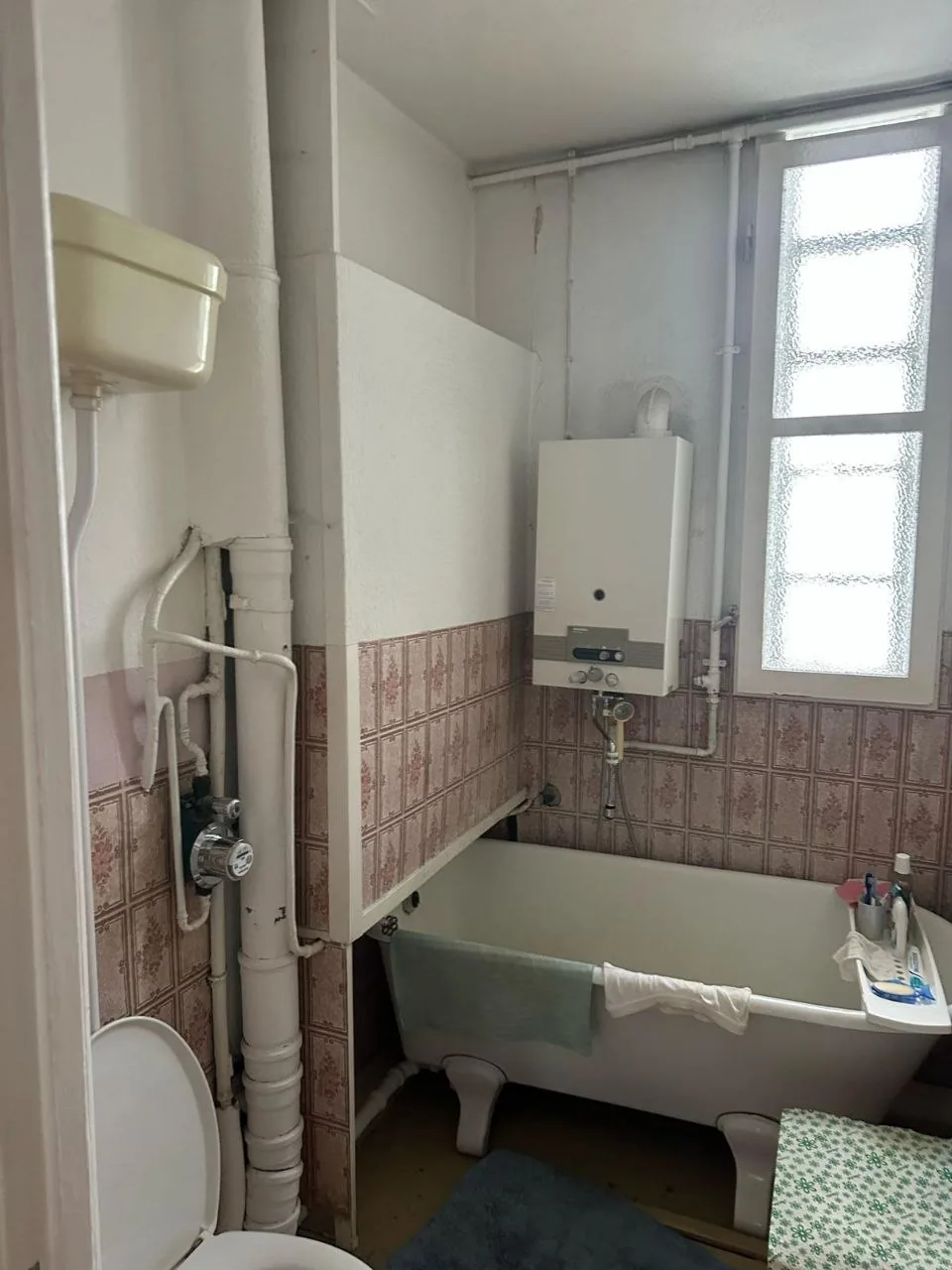 Vorher: Badewanne, Gastherme und altes Bad