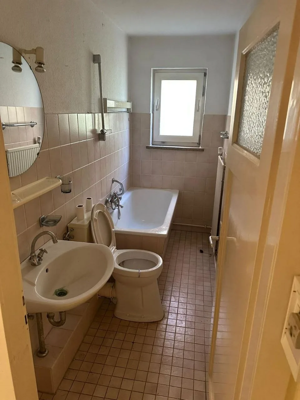 Vorher: Schlauchbad mit Badewanne und altrosa Fliesen