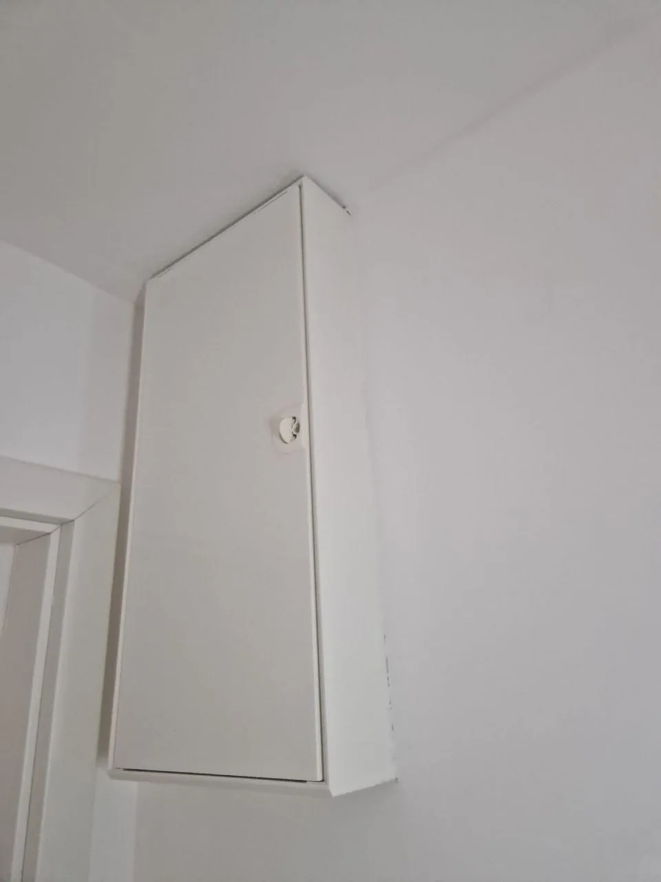 Elektrik — Sicherungskasten und Elektroverteilung an der Wand