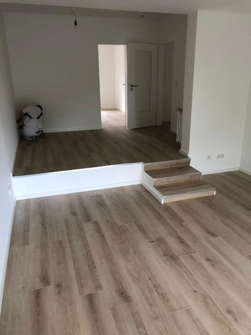 Weiße Innentür mit Zarge in renoviertem Wohnraum